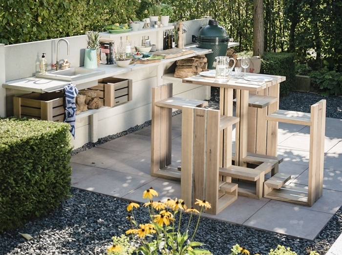 cuisine d ete exterieur meubles diy planches de bois palettes recyclées table chaises de bar diy cuisine en longueur bois blanc