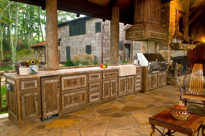 cuisine d ete exterieur provencale décoration cuisine en longueur ouverte meubles bas armoires bois foncé plan de travail pierre