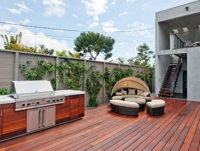 cuisine d été en bois extérieur design style moderne revêtement de sol en bois marron cuisine en longueur étroite meuble bois marron