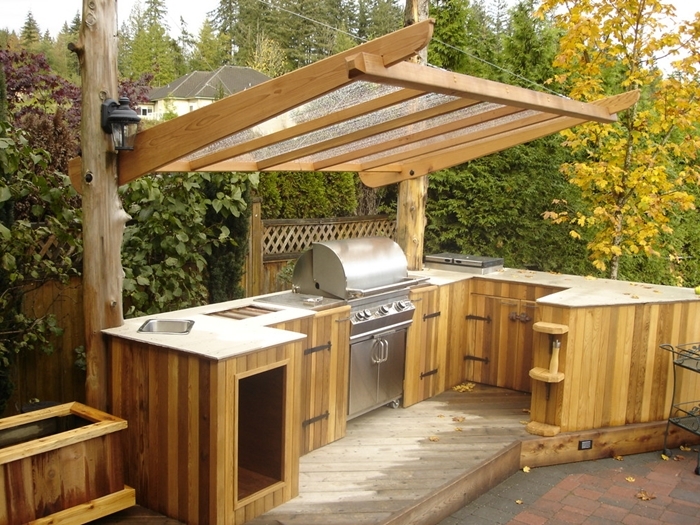 cuisine d été en palette projet bricolage construction cuisine extérieure bois récupération plan de travail four inox armoires diy bois planches