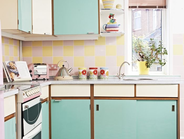 cuisine design année 70meuble bas bleu plan de travail marbre credence carrelage rose et jaune sol carrelage blanc et vert
