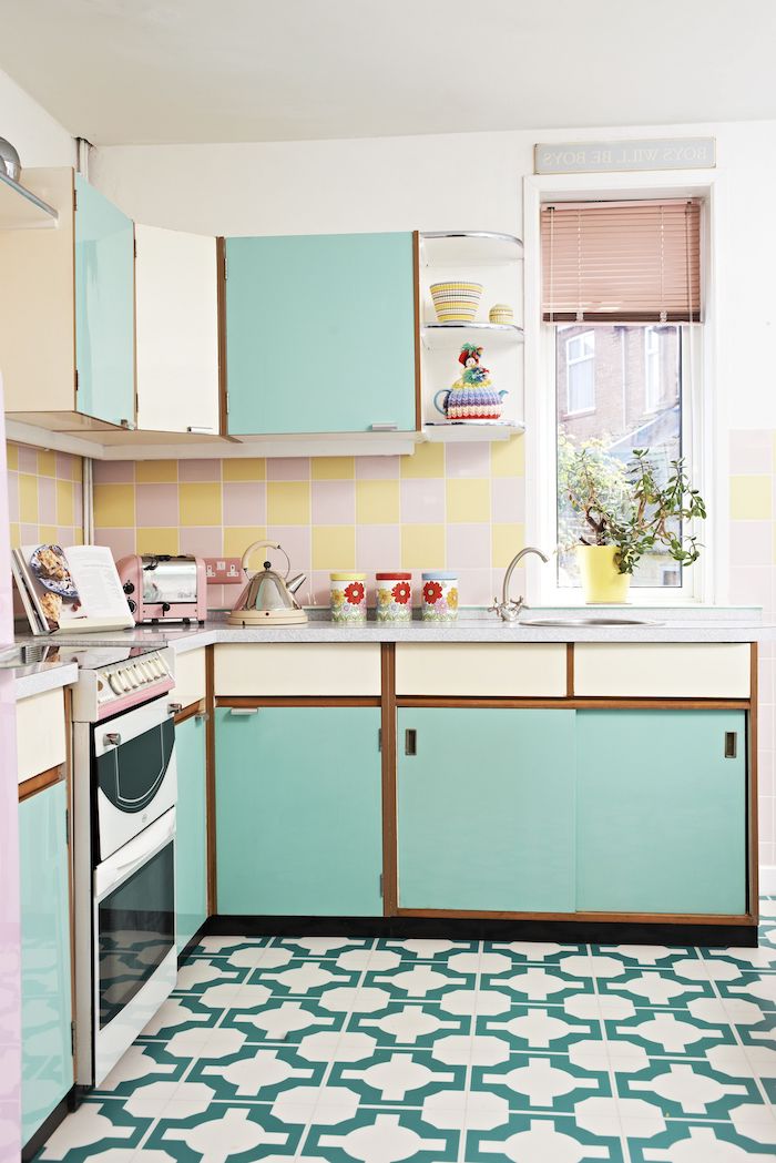 cuisine design année 70meuble bas bleu plan de travail marbre credence carrelage rose et jaune sol carrelage blanc et vert