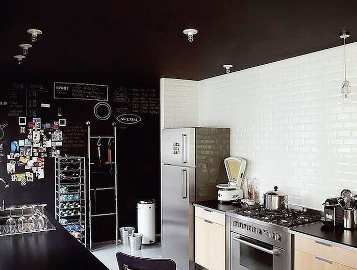 cuisine moderne meubles inox mur banc et plafond noir comment peindre un plafond originale idee decoration plafond