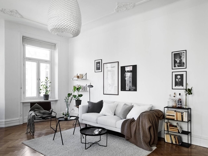 deco chambre noir et blanc peinture murale blanche canapé salon blanc tapis gris clair table basse moderne métal noirci
