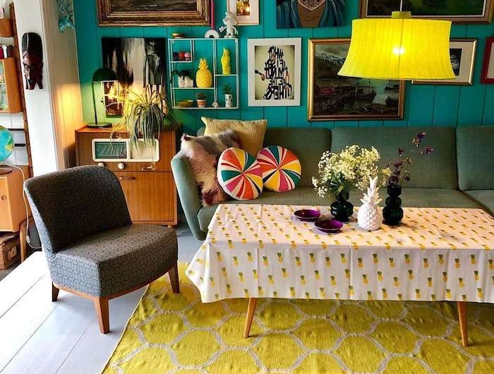 deco chambre vintage artistique avec des objets d art et tableaux artistiques sur les murs canapé gris tapis jaune acidulé meuble bois vintage