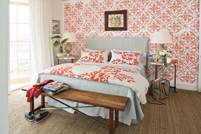 deco chambre vintage style seventies avec motif papier peint floral0et0linge de lit floral lit sur tapis jute tables de service metalliques