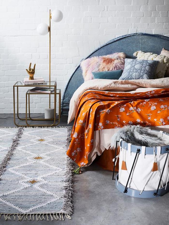deco chambre vintage theme annee 70 linge de lit et coussons multicolores style boheme tete de lit matelassée mur de briques blanchi tapis gris
