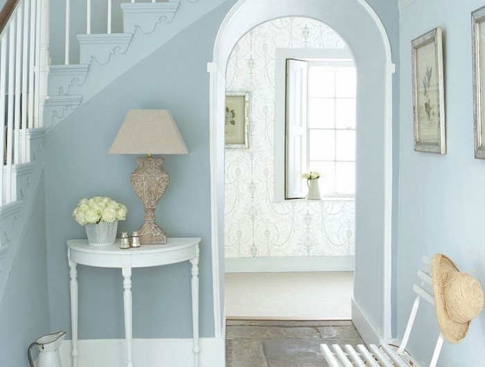 deco entrée couloir de couleur bleue sol en pierre chaise pliante bois blanchi table d entrée blanche d appoint vintage