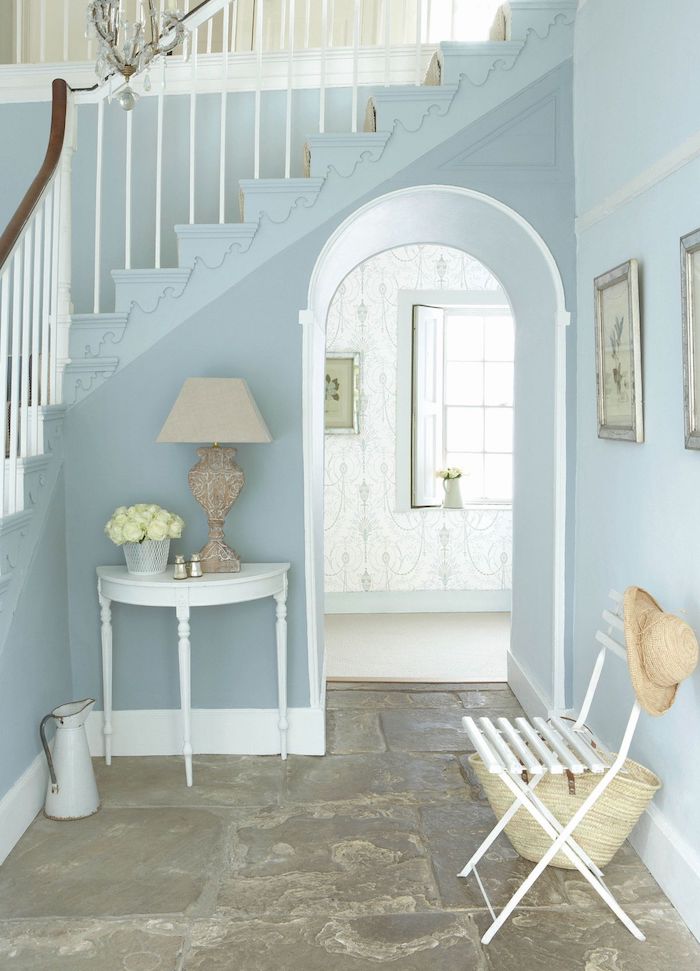 deco entrée couloir de couleur bleue sol en pierre chaise pliante bois blanchi table d entrée blanche d appoint vintage