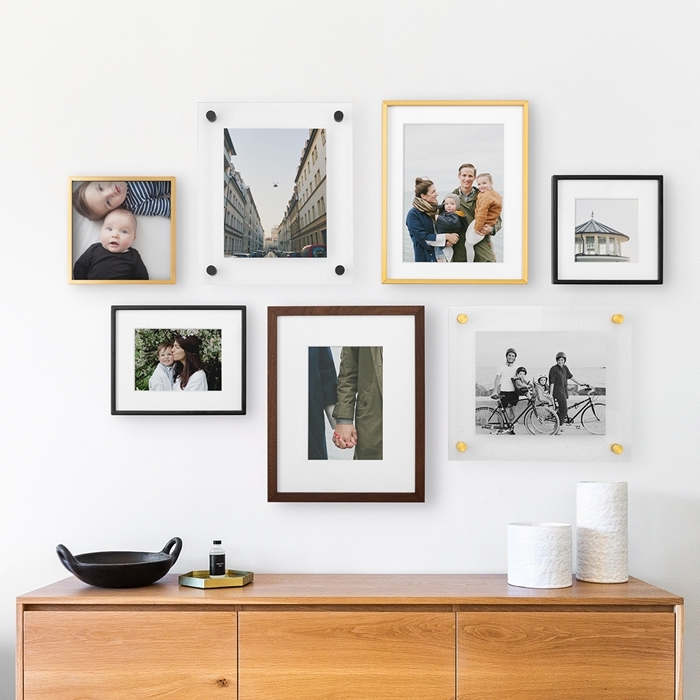 deco mur blanc originale avec photos en famille cadres photos bois commode bois clair salon intérieur accessoires
