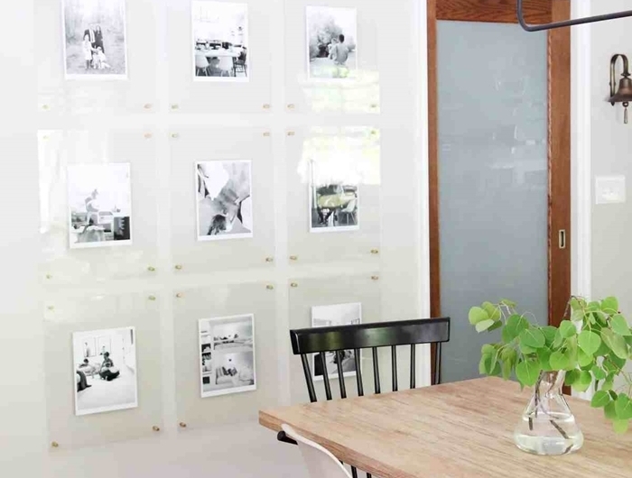 deco photo sur mur chaise noire aménagement salle à manger chaise blanche et bois table à manger bois plante verte