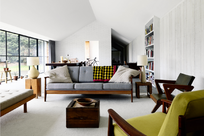 deco salon moderne avec des accents motif année 70 meubles de bois chinés fauteul vert sauge accents retro chic