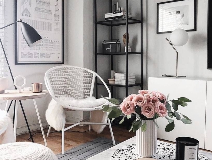 deco salon noir et bois table basse marbre et noir vase origami blanc bouquet de roses bougie mur de cadres blanc et noir