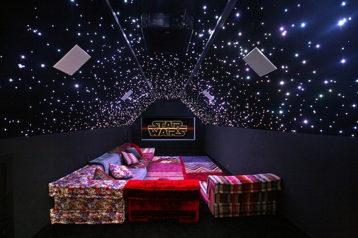 deco star wars soirée avec canapé marocaine plafond noir illuminé par petits etoiles plafond salle de bain décoration de plafond style rustique