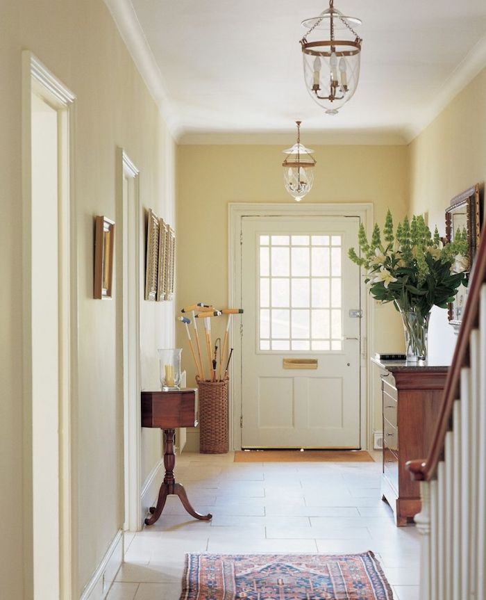decoration couloir d entrée aux murs peinture beige meuble entrée bois idée deco maison traditionnelle