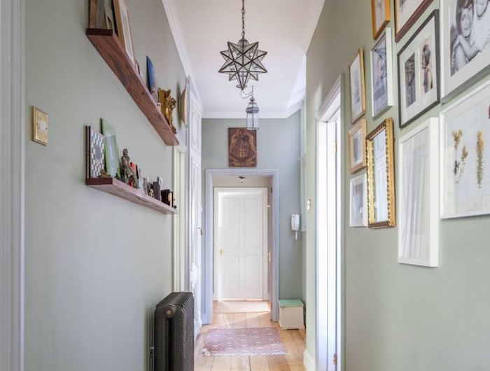 decoration couloir long et etroit avec des murs gris perle parquet bois clair et radiateur en fonte noire