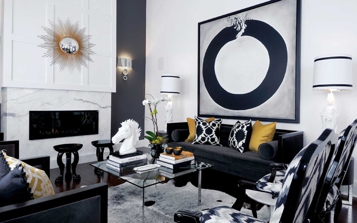 decoration salon design moderne cheminée marbre blanc table basse verre tapis moelleux blanc canapé noir velours