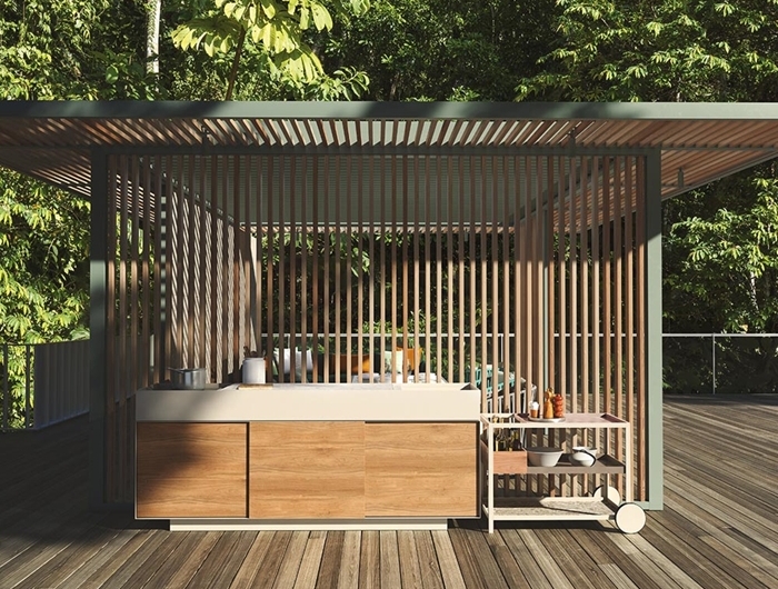 design cuisine exterieure bois terrasse bois foncé agencement cuisine avec îlot en blanc et bois meuble extérieur rangement