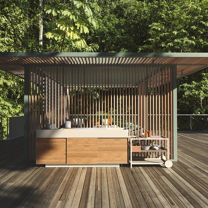 design cuisine exterieure bois terrasse bois foncé agencement cuisine avec îlot en blanc et bois meuble extérieur rangement