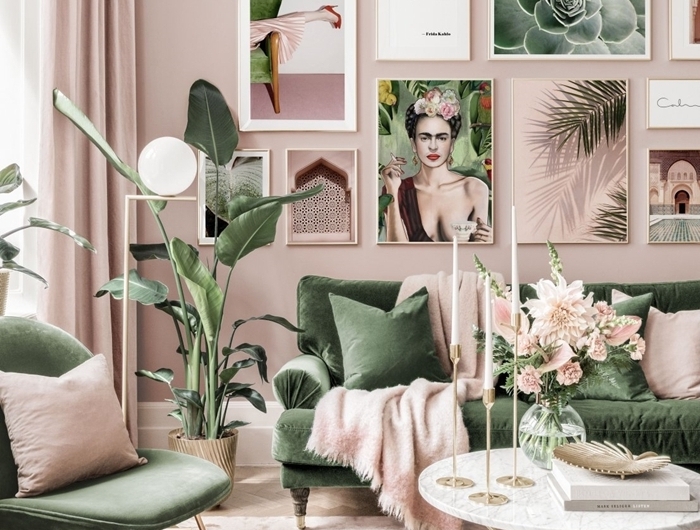 design intérieur couloirs tendance pièce vert et rose pâle idee deco mur salon cadres art canapé vert table basse marbre et or