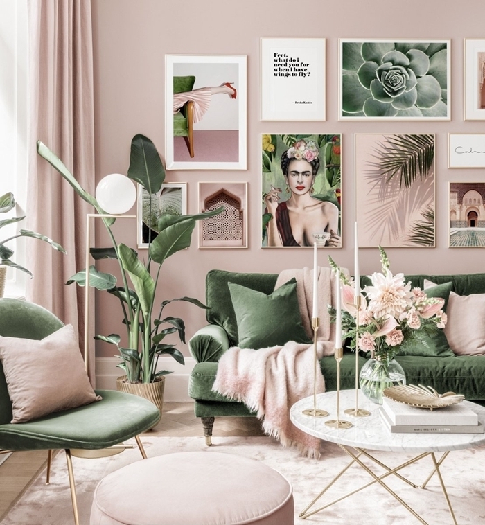 design intérieur couloirs tendance pièce vert et rose pâle idee deco mur salon cadres art canapé vert table basse marbre et or
