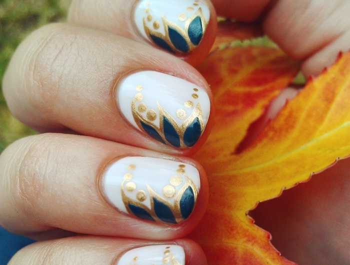 dessin sur ongle forme feuille d automne en vernis bleu foncé avec contours en vernis doré dots lignes courbes nail art facile
