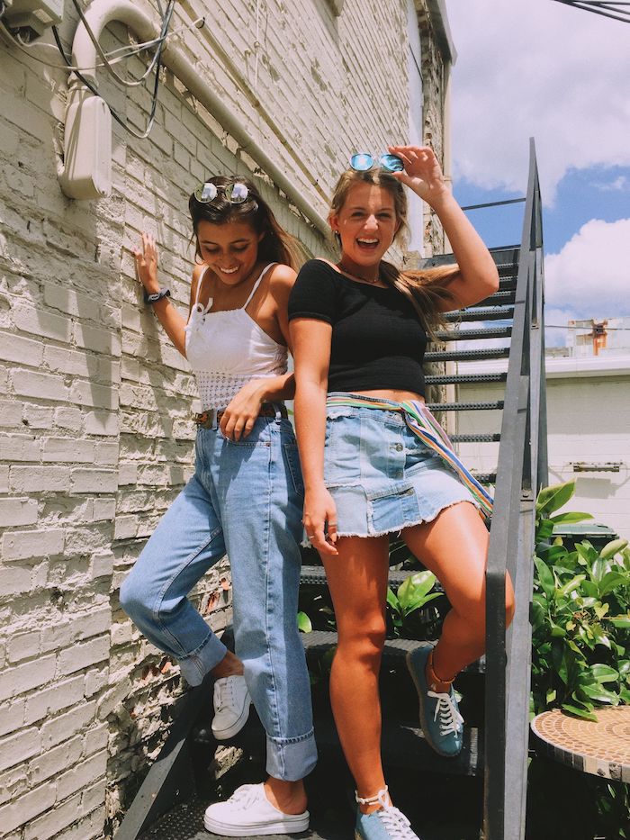deux amies en tenues simples style décontracté jean jupe et top court tenue pour ado fille comment s habiller pour la rentrée 2020