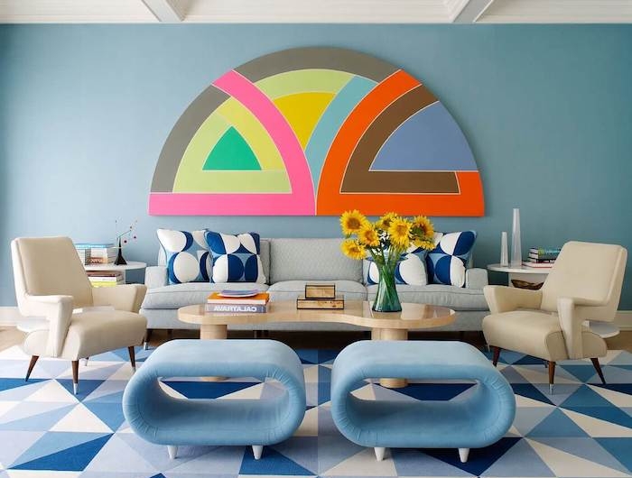 déco année 70 avec des meubles arrondies blanc et bleu canapé à rayures coussins et tapis geometrique deco murale colorée deco vintage chic