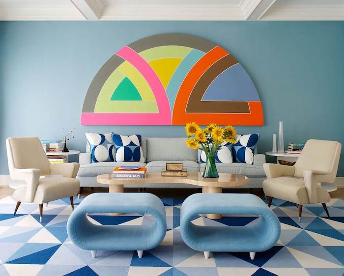 déco année 70 avec des meubles arrondies blanc et bleu canapé à rayures coussins et tapis geometrique deco murale colorée deco vintage chic