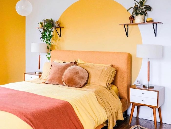 déco année 70 deco chambre vintage lit orange linge de lit jaune orange et marron tapis coloré tete de lit en peinture jaune et mur d accent jaune
