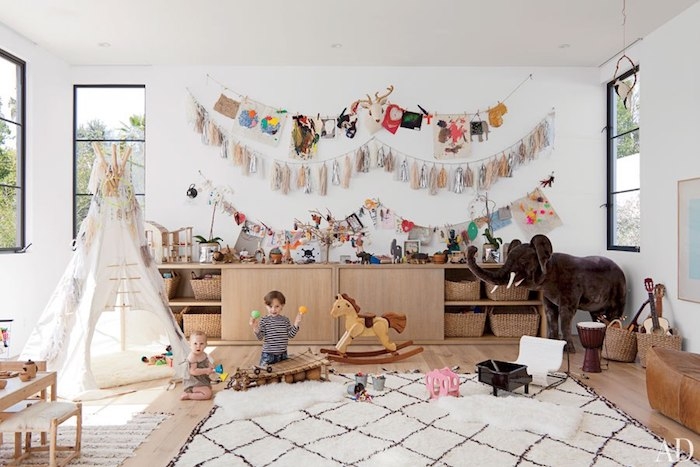 déco avec tipi dans la chambre tapis blanc et noirs lignes salle de jeux enfant meuble rangement jouet beau intérieur