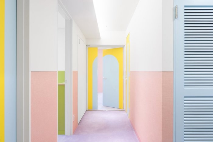 déco couloir étroit coloré soubassement peinture rose saumon sol violet clair et portes bleu et jaune idée couloir repeint coloré