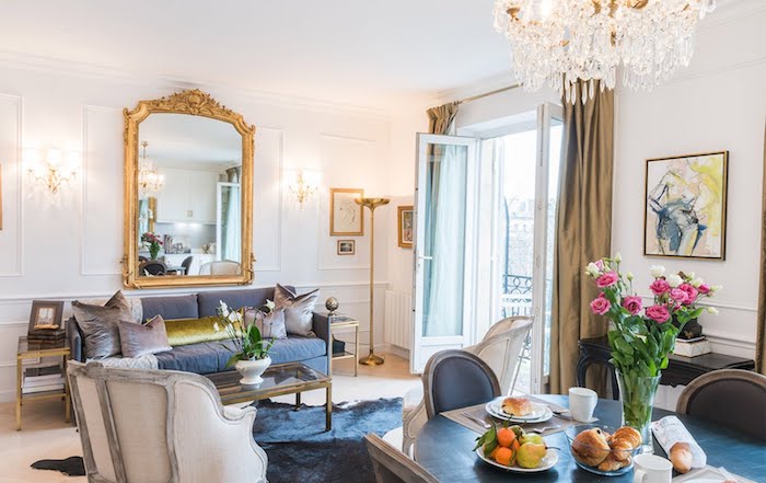 déco salon salle à manger en bleu de gris avec des murs blancs miroir à encadrement doré chaise haussmannien design idée intérieur de luxe amenagement appartement design