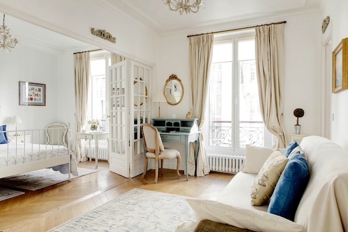 déco vintage chic dans un appartement parisien en mobilier blanc style baroque coin bureau à secrétaire bleue lit et coiffeuse vintage blancs