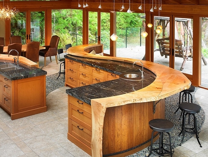 décoration extérieure style moderne rustique îlot marbre noir et bois brut evier exterieur agencement cuisine avec bar îlot