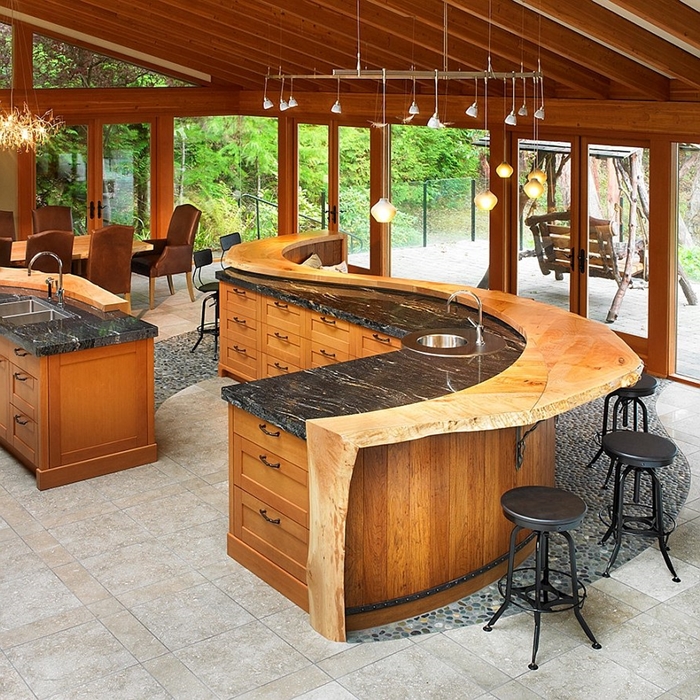 décoration extérieure style moderne rustique îlot marbre noir et bois brut evier exterieur agencement cuisine avec bar îlot
