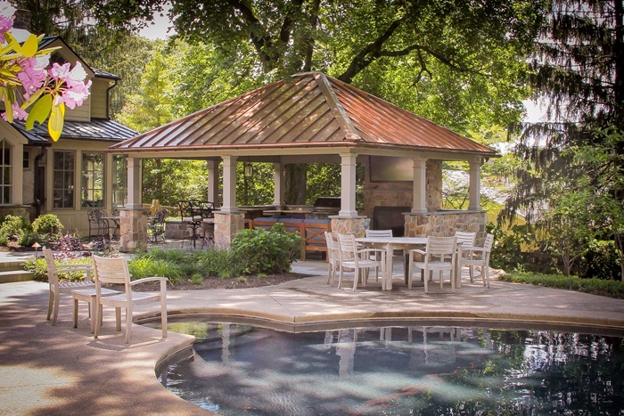 décoration jardin avec cuisine d été avec piscine meubles extérieur chaises en bois table à manger bois blanc arbustes