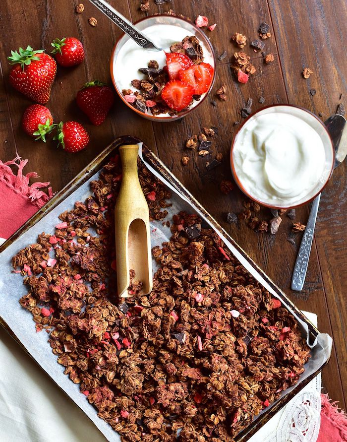 exemple de céréales maison petit dejeuner granola flocons d avoine cacao chocolat et des cerises séchées repas simple menu de la semaine équilibré