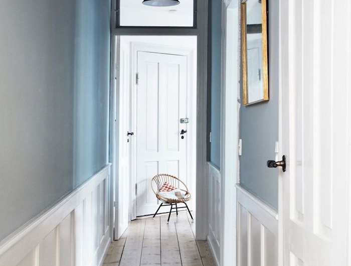 exemple decoration couloir long et etroit avec des murs bleu de gris et soubassement repeint en blanc parquet bois clair portes blanches