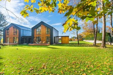 exemple maison eco friendly idée maison moderne bois ecologique au milieu d un gazon avec terrasse en bois équipée d un salon de jardin