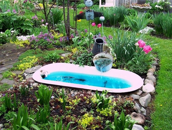 exemple original deco jardin parterre de fleurs avec bassin exterieur fabriqué dans une baignoire terrasse de jardin bois