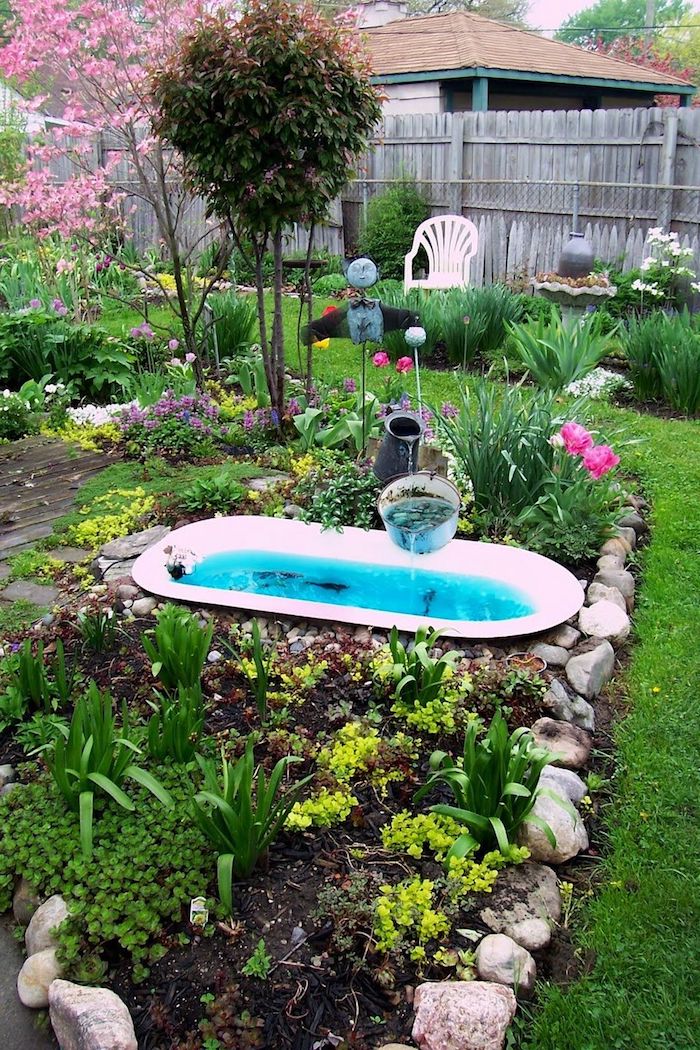 exemple original deco jardin parterre de fleurs avec bassin exterieur fabriqué dans une baignoire terrasse de jardin bois