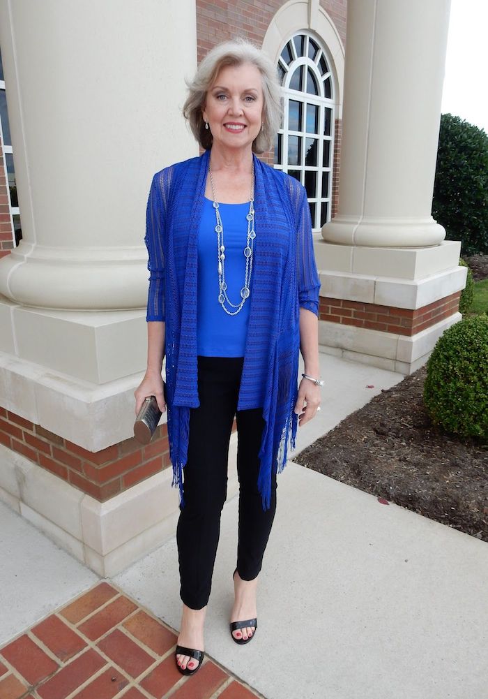 gilet style pohco bleu et tee shirt bleu pantalon noir collier look moderne femme 60 ans elegante garde robe idéale femme 60 ans