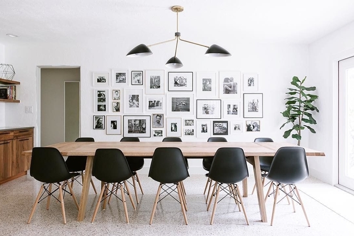 habiller un mur photos blanc et noir luminaire noire chaise noire pieds bois table à manger bois plante verte intérieur