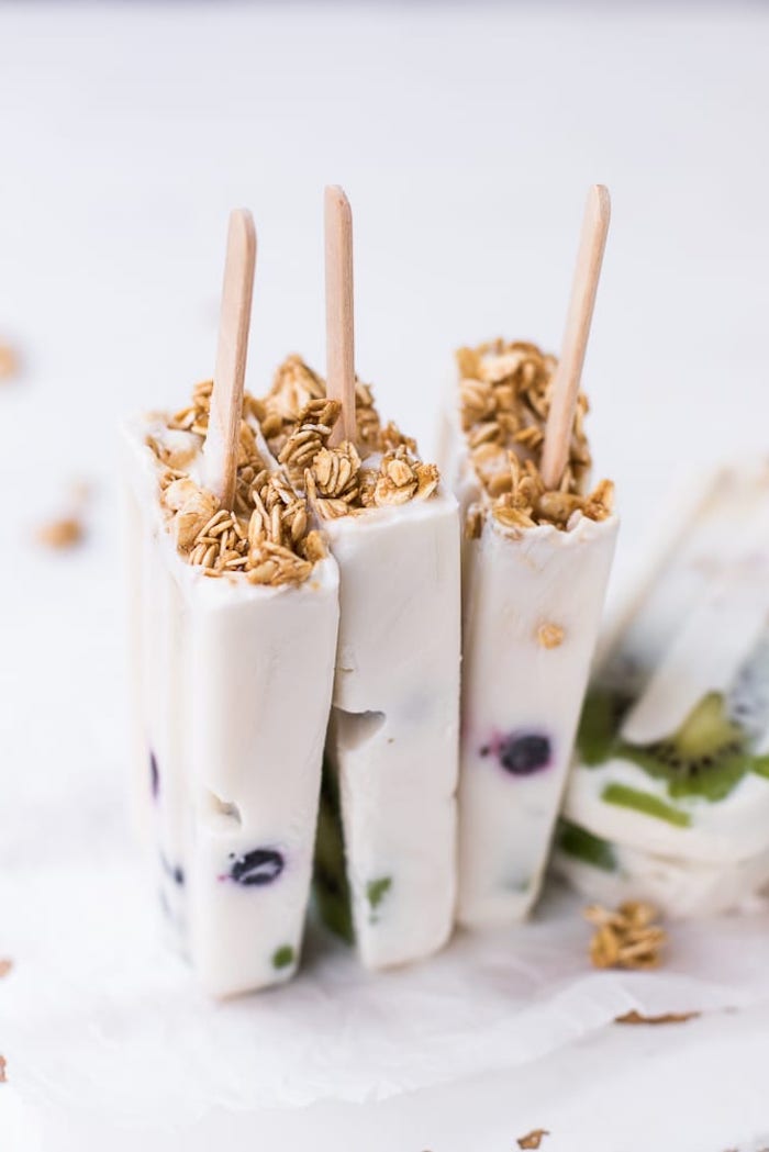 idee de glace maison au yaourt grec avec des fruits et flocons d avoine granola à la base
