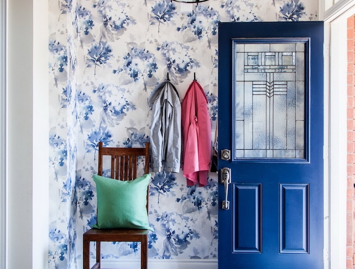 idee de papier peint pour couloir etroit et sombre avec tapis et porte bleu marine carrelage blanc et mur de fond papier peint fleuri