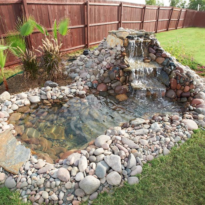 idee de petit bassin de jardin enterrée avec cascade et entouré de galets et autres pierres de l eau bassin claire deco jardin originale