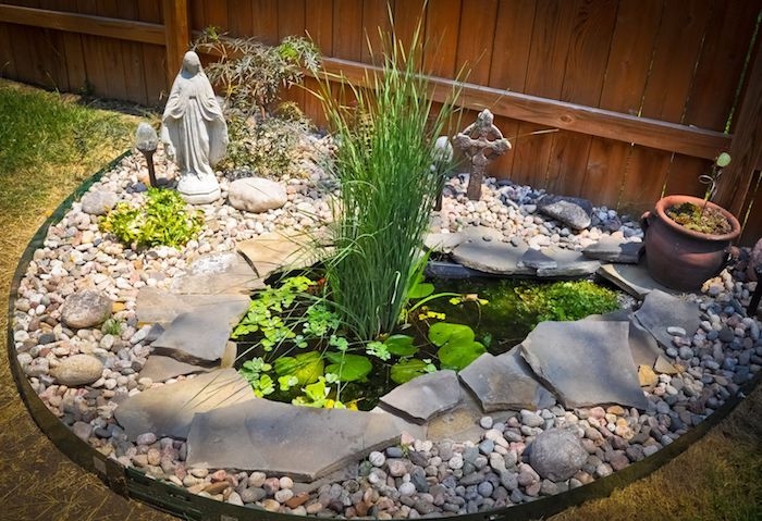 idee deco jardin zen miniature avec des galets rocaille fleurie avec bassin japonais préformé et végétaux autour