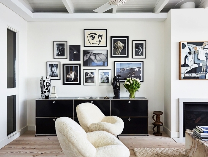 idee deco mur salon revêtement sol parquet chaise blanche pied métal noirci tapis beige motifs géométriques cheminée salon