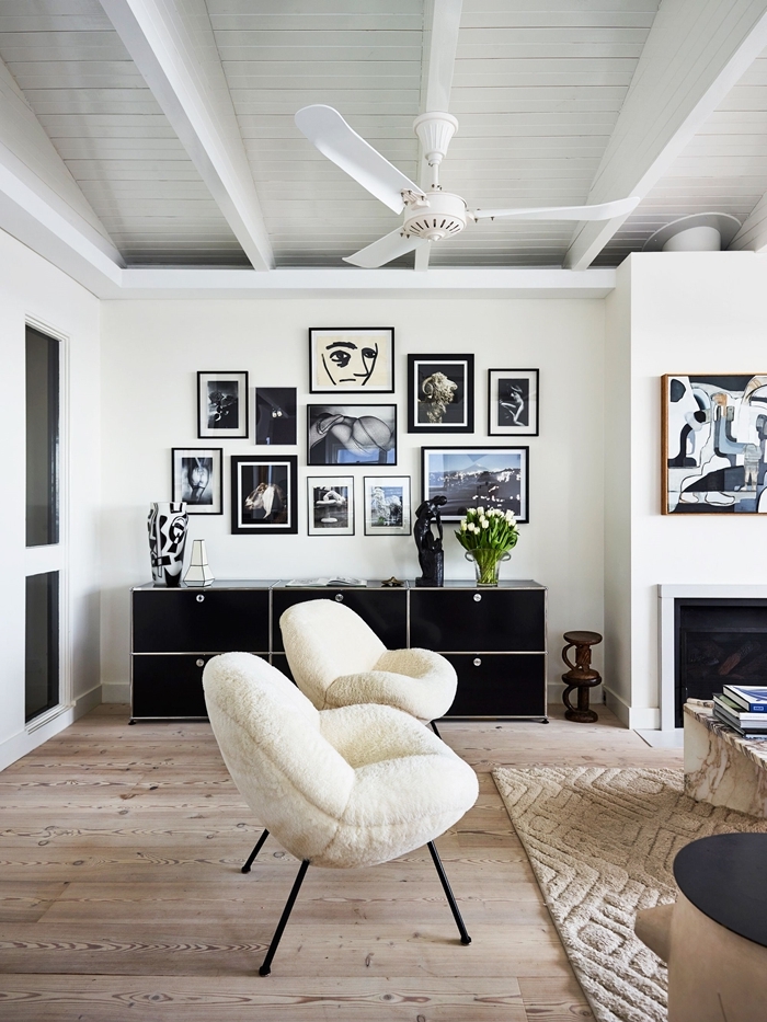 idee deco mur salon revêtement sol parquet chaise blanche pied métal noirci tapis beige motifs géométriques cheminée salon